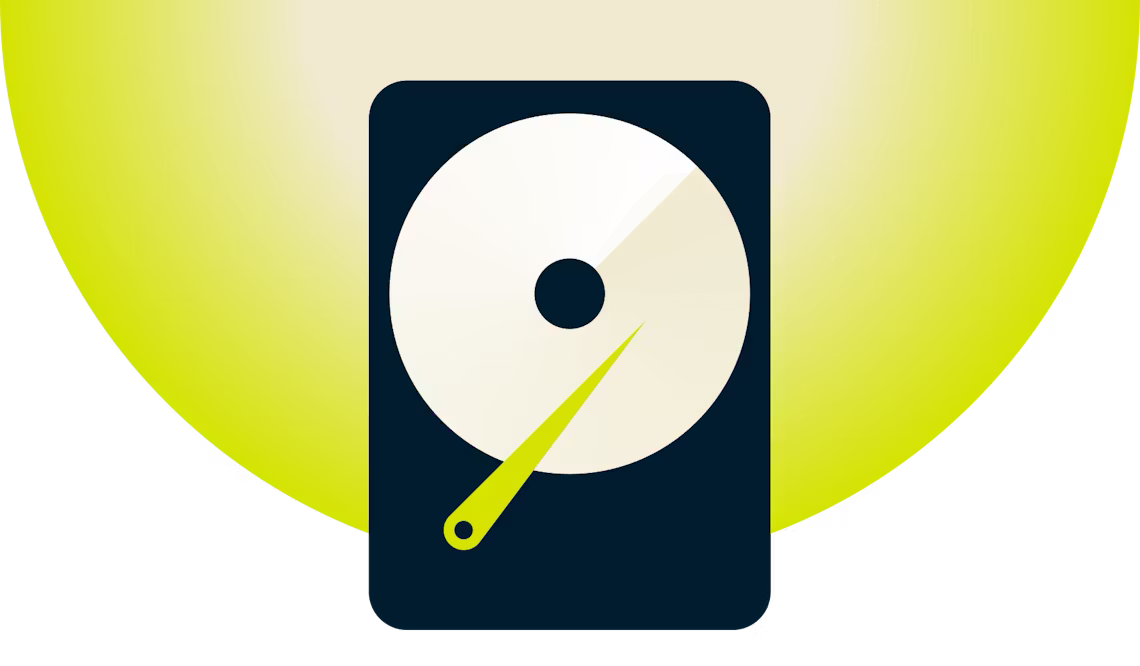 Kiintolevy keltaista taustaa vasten.